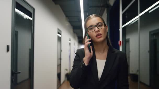 Een Financieel Assistent Die Telefoneert Met Een Geïrriteerde Klant Office — Stockvideo