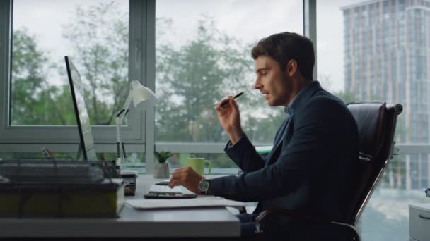Pensando Uomo Meditando Soluzione Dei Problemi Ufficio Ispirato Freelance Digitando — Video Stock