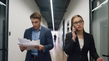 Üzgün yöneticiler kötü haberleri paylaştılar. Endişeli idari kontrat kağıtları ofis koridoruna gidiyor. Üzgün iş kadını telefon yatırımcısı başarısızlığı açıklıyor. Hüsrana uğramış avukat takımı sorunları çözüyor