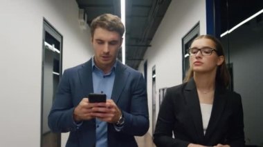 Kendine güvenen patron asistanı ayarlamaları yapıyor. Ofis stajyeri telefon daktilo notları yazıyor. Güzel bir iş kadını müdürü talimatları iş merkezine götürüyor. Kurumsal iletişim kavramı