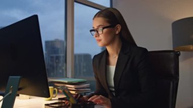 Karanlık ofiste bilgisayar yazan güzel bir yönetici. Düşünceli kadın gece mali rapor yazarken iş sorunları yaşıyor. Pazarlama çalışanı internette çok çalışıyor. Şirket yaşam tarzı kavramı.