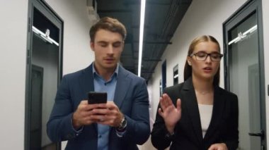İş kadını danışmanı iş merkezinde çalışan konuşuyor. Meslektaşlar koridor planlama projesini yürütür. Akıllı telefon yazan odaklanmış adam asistanı not alıyor. Şirket meşgul insanlar konsepti