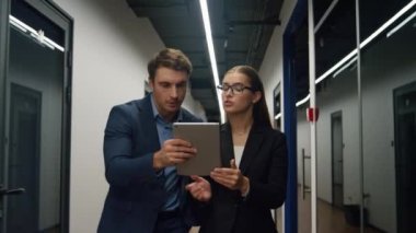 Proje ekibi tablet kullanarak ofise gidiyor. Şirket danışmanı, finans şirketinde stajyere yardım ediyor. Çevrimiçi raporları inceleyen iki yönetici. Yönetim personeli planlama stratejisi hisse senedi verilerini kontrol ediyor