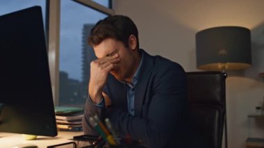 Ofiste geç saatlere kadar çalışmaktan yorgun düşmüş. Şirket yöneticisi geceleri dinleniyor. Başarılı pazarlama analisti kendini rahatsız hissediyor. Karanlık odada iş adamı web sayfası