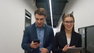 Yürüme salonu projesini tartışan mutlu meslektaşlar. Finansal analistler, tablet danışman müşterilerini kullanırlar. Gülümseyen işadamı başarılı anlaşmayı kutluyor verileri kontrol ediyor. Neşeli ekip sonuçları paylaşıyor