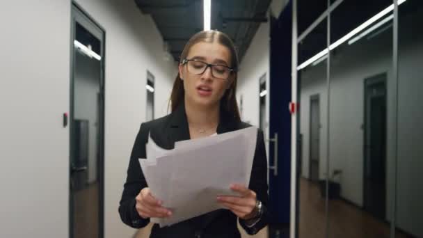 Stresli Müdür Cam Ofise Kağıt Atıyor Koridorda Yürüyen Üzgün Kadın — Stok video
