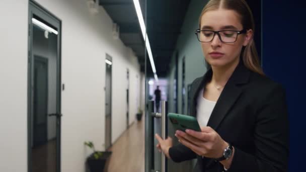 Office Manager Smartphone Walking Hall Closeup Přátelský Zaměstnanec Zavolat Konzultační — Stock video
