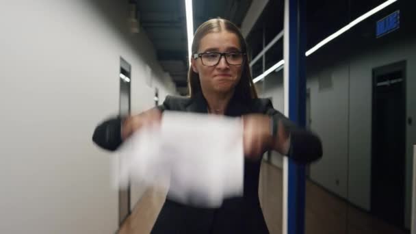 Unzufriedene Geschäftsfrau Wirft Dokumente Büroflur Verärgertes Mädchen Das Durch Den — Stockvideo