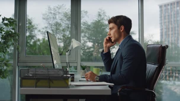 Analityk Finansowy Rozmawiający Przez Telefon Biurze Pewny Siebie Przedsiębiorca Pracuje — Wideo stockowe