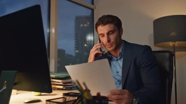Imprenditore Lavoro Notturno Ufficio Solo Analista Avvocato Successo Parlando Telefono — Video Stock