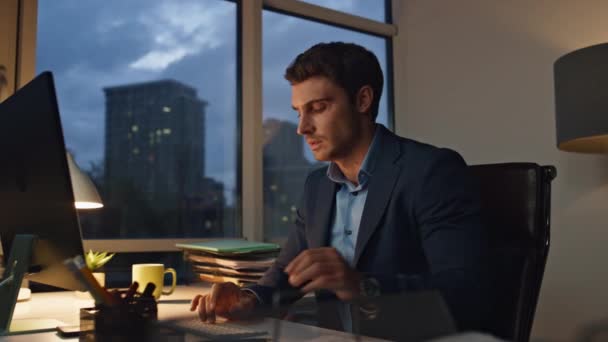 Успішний Менеджер Працює Допізна Офісі Втомлений Підприємець Розтягується Темному Бізнес — стокове відео