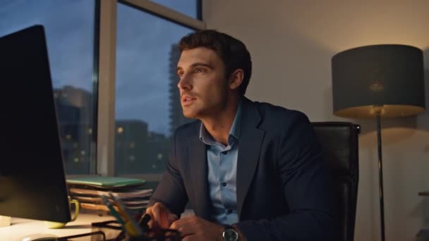 Şkolik Bir Adam Karanlık Ofiste Geç Saatlere Kadar Kalıyor Gülümseyen — Stok video