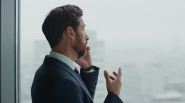 Ofis penceresinde duran akıllı telefonu kullanarak iş davalarını çözen kendine güvenen bir iş adamı. Ciddi derecede meşgul bir müdürün portresi telefonda el kol hareketi yapıyor. Sakallı girişimci cep telefonundan konuşuyor..
