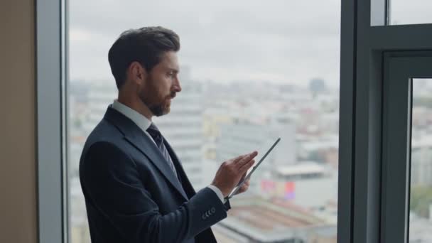 Smart Entrepreneur Occupé Planifier Journée Travail Sur Tablette Debout Fenêtre — Video