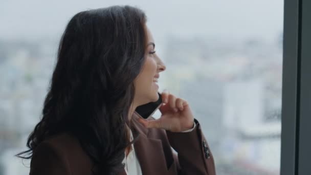 Atractiva Mujer Empresaria Sonriendo Hablando Teléfono Pie Ventana Oficina Traje — Vídeo de stock