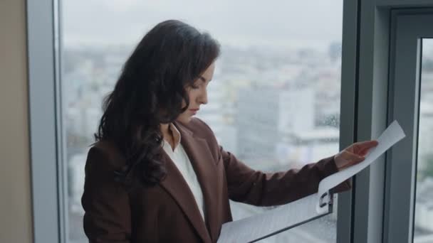 Attraktive Managerin Zufrieden Arbeitsunterlagen Stehen Allein Bürofenster Aus Nächster Nähe — Stockvideo