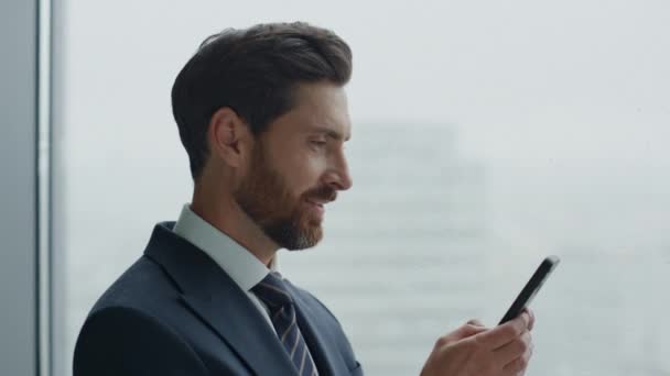 Atraente Homem Negócios Bem Sucedido Segurando Smartphone Moderno Lendo Boas — Vídeo de Stock