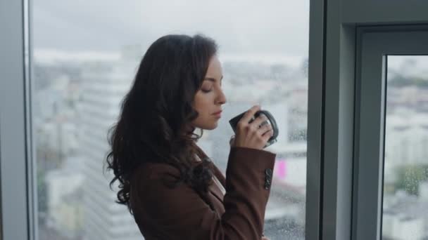 Brunetka Bizneswoman Cieszyć Przerwy Kawę Patrząc Okno Biurowe Bliska Portret — Wideo stockowe