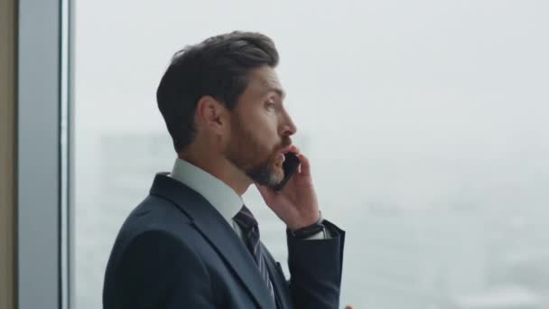 Retrato Gerente Furioso Chamando Telefone Gesto Emocionalmente Janela Panorâmica Escritório — Vídeo de Stock