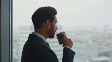 Zengin şirket çalışanı ofis penceresinde dikilip sıcak içecek içiyor. Çekici sakallı yönetici yeni iş fikirleri yaratıyor ve ilham veriyor. Girişimci başarılı olacağını umuyor.