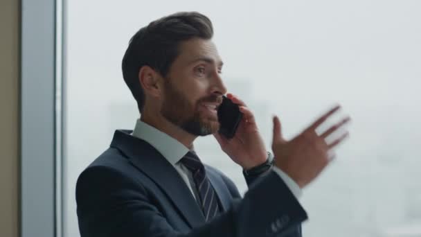 疯子在电话公司的办公室里大喊大叫 怒气冲冲的大胡子商人在智能手机上感情用事 紧张的男人对商业结果感到失望 在电话动态中尖叫 — 图库视频影像