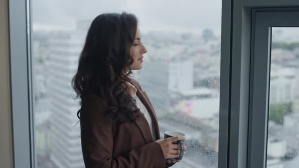 Närbild Attraktiv Brunett Kvinna Dricker Kaffe Ser Stadsutsikt Från Kontorsfönstret — Stockvideo