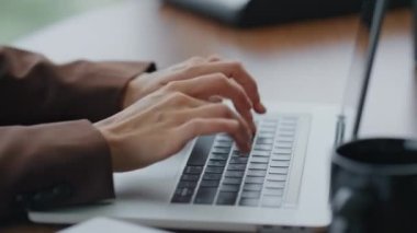 Dizüstü bilgisayarda evrak yazan ciddi muhasebeci kadın klavyeyi kapat. Odaklanmış esmer iş kadını bilgisayar şirketinde çalışıyor. Ekrandan e-posta yazan akıllı çekici kız