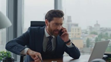 Modern şirket ofisinde çalışan bir ortakla telefonda tartışan sinirli bir yönetici. Sinirli, zarif, sakallı iş adamı akıllı telefon sahibi gergin bir şekilde not defterine not alıyor..