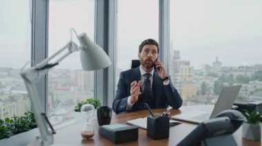 Endişeli direktör ofis masasında modern dizüstü bilgisayarla konuşuyor. Kendine güvenen sakallı iş adamı ortaklarla sözleşme şartlarını tartışıyor. Şirketin CEO 'su telefonda konuşuyor..