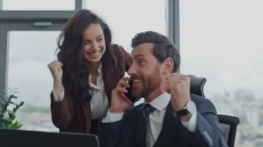 İki iş ortağı, beş kutlama yapan profesyonel başarı ortaklığı takım çalışması laptopta harika haberler okuyor. Mutlu iş takımı kazananları sevinçle sevinç dolu kar artışı hissediyorlar..