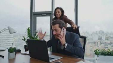 Heyecanlı ofis çalışanları mutlu hissederek harika bir iş çıkarıyorlar. Gülümseyen kadın meslektaşlar kârlı bir anlaşma yapıyorlar. İki iş ortağı işten memnun kaldı ve şirket başarısını kutladı..