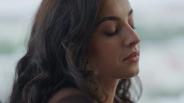 Odaklanmış esmer kadın modern dizüstü bilgisayarla ilgili yazı yazma raporunu yakın çekimde oturuyor. Bilgisayar başında çalışan çekici, ciddi bir kız menajer. İnternette mesaj arama bilgileri yazıyor. İş konsepti.