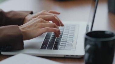 Çekici kız sekreter modern dizüstü bilgisayarda iş mektubu yazıyor. Oturma odasını kapatın. Odaklanmış esmer kadın yönetici bilgisayarda rapor yazıyor. Tarayıcı ağı için dizüstü bilgisayar kullanan şirket çalışanı