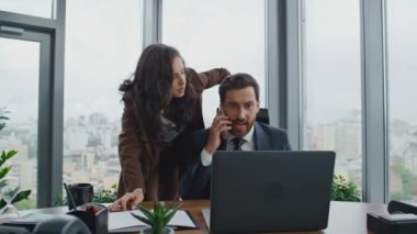 Ofisteki telefon görüşmelerinde şirket sorunlarını çözmekle meşguller. Kumral iş kadını bilgisayarını dinlerken sakallı bir iş adamı telefonda konuşuyor. Akıllı ortaklar birlikte çalışıyor..