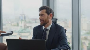 Ofis arkadaşlarıyla ofis masasında iş konuşmaları. Yakın çekim. İki iş arkadaşı erkek kadın iş fikirlerini paylaşıyor ve proje büyüme stratejisi geliştiriyor. Mutlu akıllı ortaklar takım çalışmasını tatmin eder.