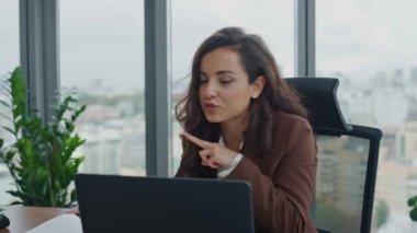 Başarılı CEO kadın, video sohbet ofisindeki yeni şirket çalışanı için çevrimiçi görüşme yapıyor. Çekici iş kadını, zum toplantısında meslektaşlarına iş sorumluluklarını anlatıyor..