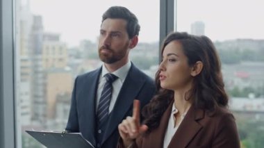 Kendine güvenen bir iş kadını, iş ortağına ofis penceresinin önünde duran bir proje sunar. İki memnun iş arkadaşı kârlı bir anlaşma yaparak el sıkışıyorlar. Birkaç meslektaşım konuşuyor..
