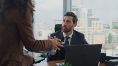 Ofiste iletişim kuran rahat iş arkadaşları masalarını kapatıyorlar. Kendine güvenen iş kadını, sakallı meslektaşıyla yeni fikirleri paylaşıyor. Sakallı şirket yöneticisi zarif bir takım elbiseyle dizüstü bilgisayarda çalışıyor.