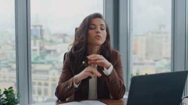 Motivasyonsuz kadın şirket çalışanı modern kabinede oturmaktan yoruldu. Düşünceli genç iş kadını kariyer krizi ve kurumsal sorunlar hakkında düşünüyor. Ceo yorgun hissediyor.