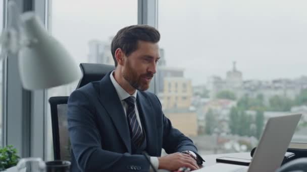 Счастливый Бизнесмен Заканчивает Онлайн Интервью Помощью Ноутбука Современном Роскошном Офисе — стоковое видео