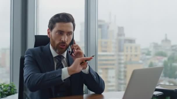 Elegante Banqueiro Preocupado Chamando Cliente Mutuário Ter Conversa Telefônica Nervosa — Vídeo de Stock