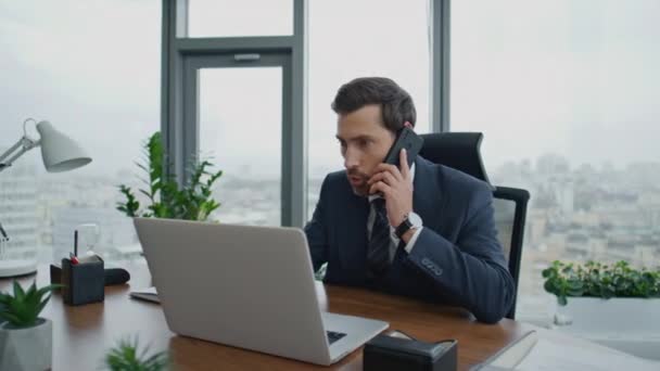 信心十足 满脸胡须的首席执行官用智能手机在笔记本写字台上给客户打电话 忙碌的公司员工坐在现代化的办公桌前讨论项目 — 图库视频影像
