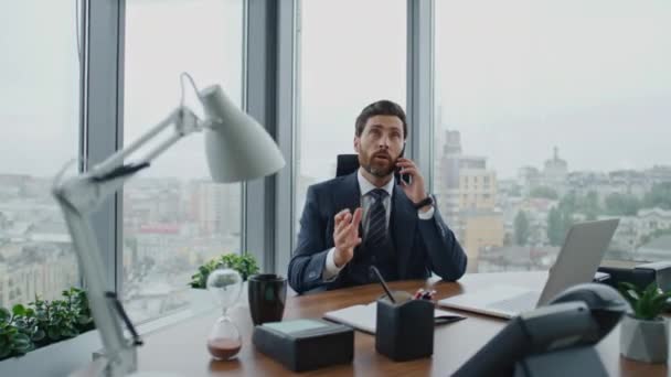 Znepokojený Režisér Mluví Telefonu Kancelářským Stolem Moderním Notebookem Jistý Vousatý — Stock video