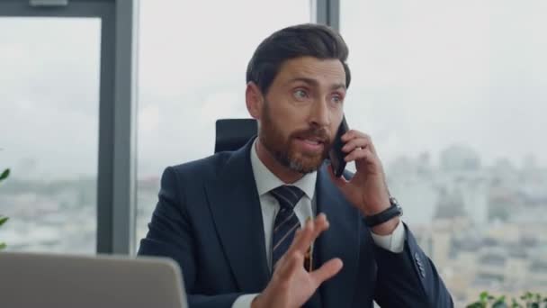 忙碌的公司员工与老板通电话 注意笔记本上的工作问题 中年大胡子商人有电话交谈讨论公司问题 Ceo使用智能手机 — 图库视频影像