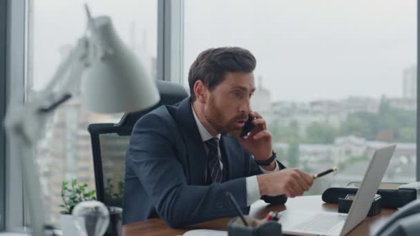 Znepokojený Nespokojený Šéf Hádající Telefonát Moderní Kanceláři Detailní Záběr Nervózní — Stock video