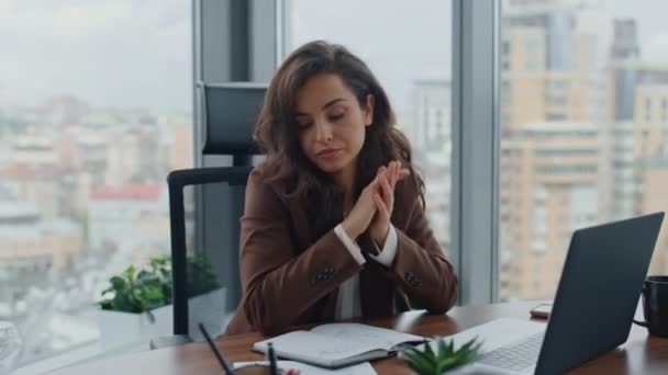 Stressad Uttråkad Affärskvinna Upptagen Med Att Sitta Skrivbord Modernt Företag — Stockvideo