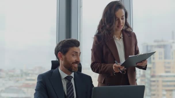 Dva Usměvaví Kancelářští Zaměstnanci Diskutují Projektu Moderní Kanceláři Vousatý Podnikatel — Stock video