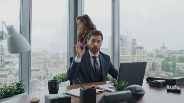Співробітники Офісу Які Працюють Разом Стурбовані Проблемою Бізнесу Бородатий Бізнесмен — стокове відео