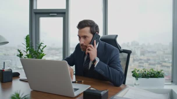 Sibuk Pedagang Berbicara Telepon Khawatir Laba Kehilangan Duduk Kantor Mewah — Stok Video