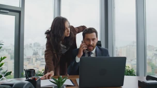 Ofisteki Telefon Görüşmelerinde Şirket Sorunlarını Çözmekle Meşguller Kumral Kadını Bilgisayarını — Stok video